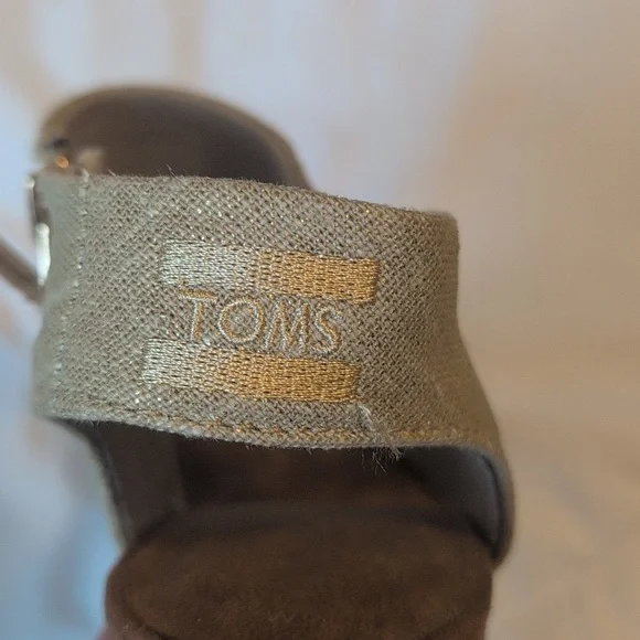 Tom's Size 7 Metallic Foil Champagne Majorca Cut Out Heels, NEW